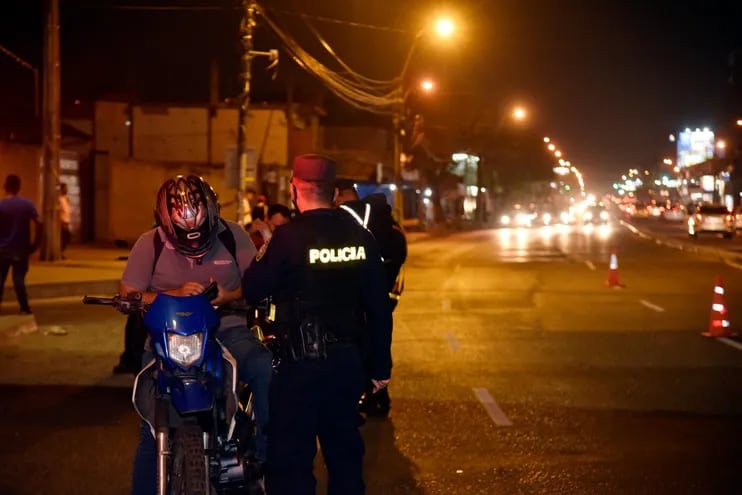 Un agente de la Policía solicitando sus documentos a un motociclista sobre la avenida Eusebio Ayala.