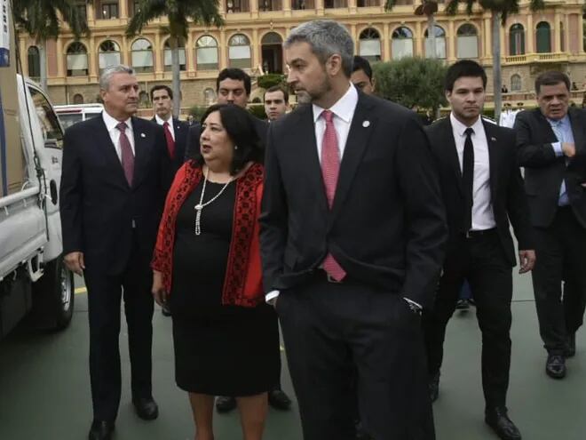 Ministra de la Niñez, Teresa Martínez, y el Presidente Mario Abdo Benítez en el Litoral del Palacio.