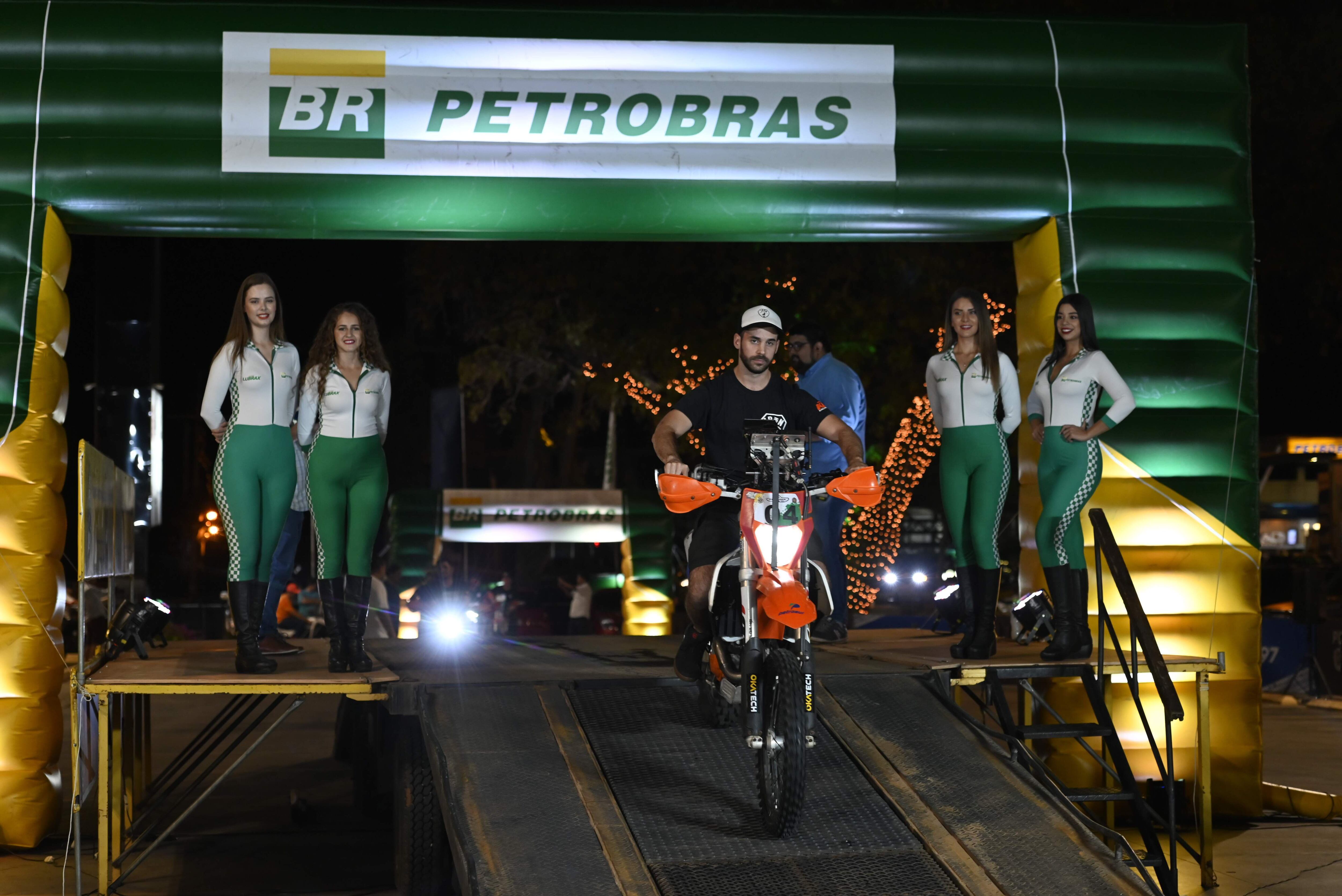 Adrián Rafael Boettner bajando de la rampa anoche en Plaza Madero, al mando de una KTM 350 EXC-F.
