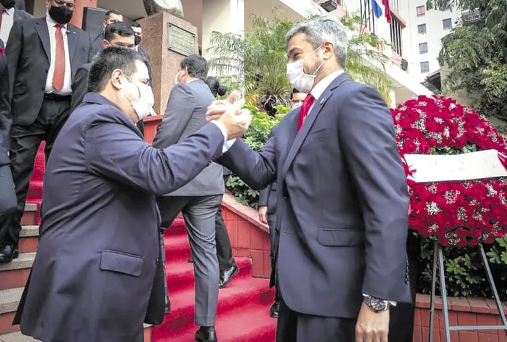 El expresidente Horacio Cartes y el presidente Mario Abdo  se tomaron de las manos en el aniversario de la ANR.
