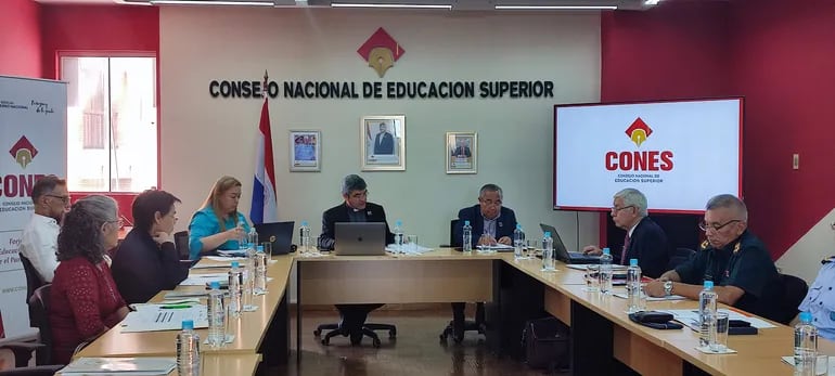 Narciso Velázquez (centro) cuando era titular del Consejo Nacional de Educación Superior (Cones) en compañía de Clarito Rojas (derecha), actual presidente y en ese entonces vicepresidente del órgano de control.