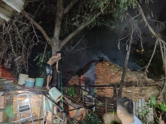Vecinos colaboraron con baldes llenos de agua para sofocar el fuego en la Chacarita.