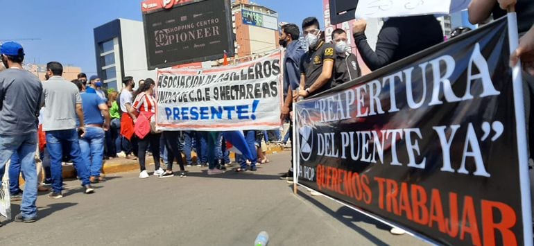 Los manifestantes exigen la reapertura total del Puente de la Amistad.