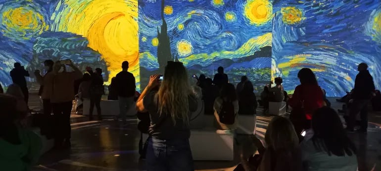 "La noche estrellada", uno de los cuadros más famosos de Vincent Van Gogh podrá ser apreciado digitalmente en esta muestra.