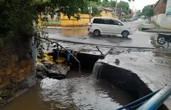 Raudales en Luque, donde el agua arrastró un vehículo y dos mujeres perdieron la vida.
