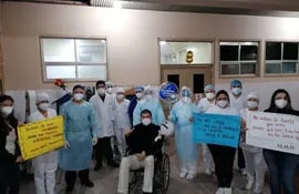 Félix Acuña, al ser despedido por médicos y enfermeros que lo atendieron durante sus 11 días de internación en el Hospital Regional de Concepción.