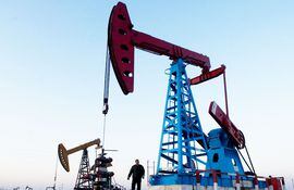 Petróleo sigue subiendo en mercado tensionado por oferta escasa. (archivo)