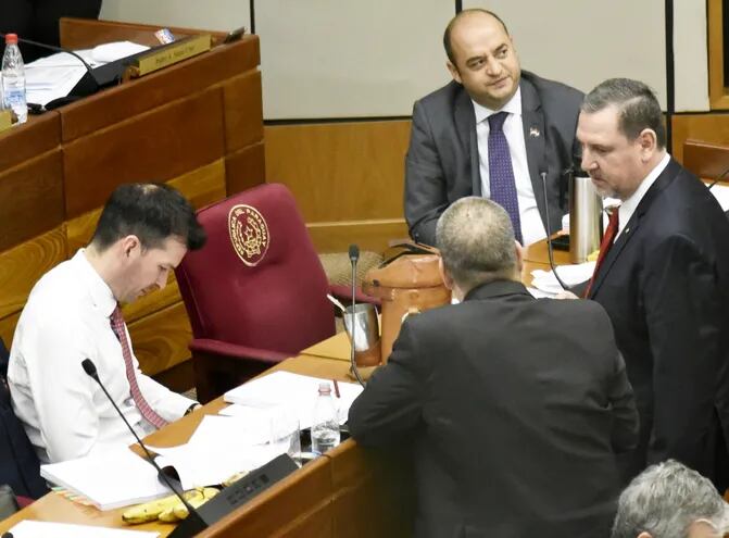 Los senadores cartistas Sergio Godoy, Arnaldo Franco, el acusado Javier Zacarías y Antonio Barrios (de espalda).