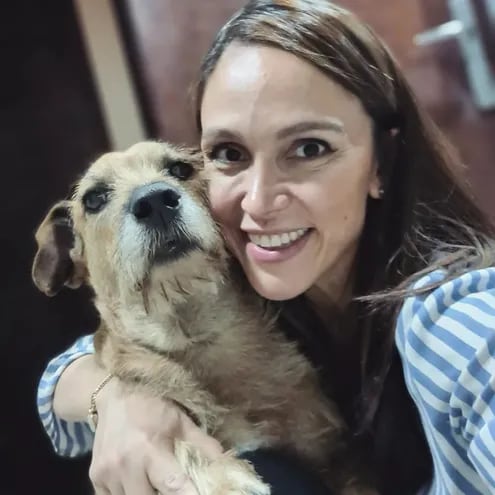 Pabla Thomen y su inseparable Chiruzo, el perrito rescatado que la acompaña desde el 2012.