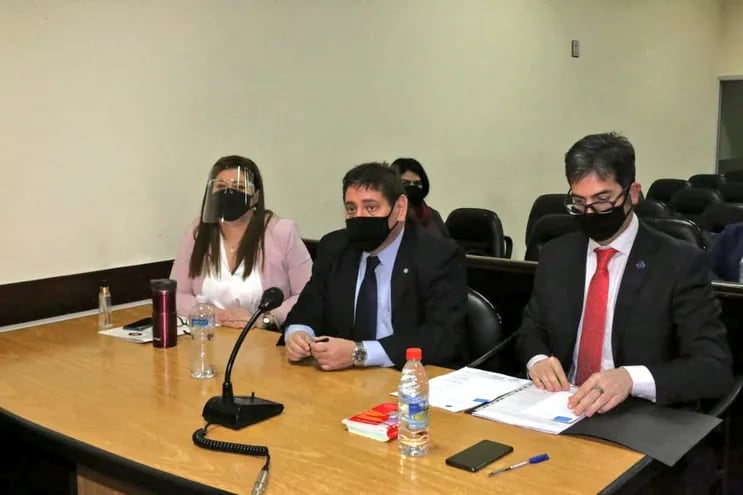 Federico Delfino (centro), acompañado a su izquierda, precisamente, el fiscal asesinado, Marcelo Pecci. A su derecha otra fiscala contra el Crimen Organizado, Alicia Sapriza.