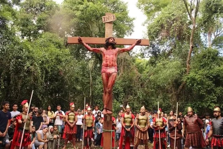 Integrantes del grupo "Pasión de Cristo", representaron el momento de la crucifixión de Jesús.