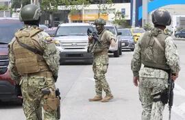 Soldados del ejército ecuatoriano patrullan las calles de la ciudad de Guayaquil.