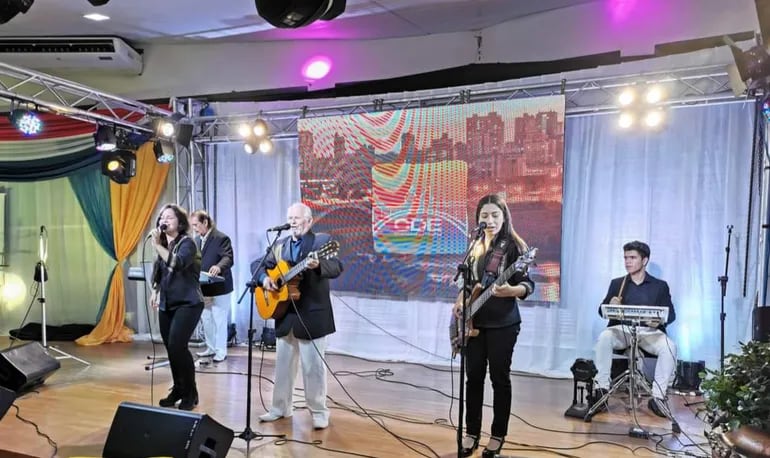 Varios grupos musicales amenizan el tradicional festival artístico por el aniversario de Ciudad del Este.