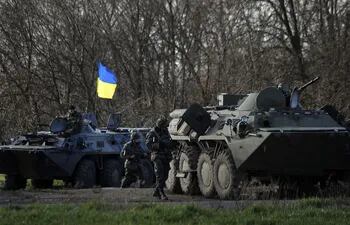 vehiculos-de-combate-ucranianos-en-una-carretera-cerca-de-la-ciudad-de-izium-las-fuerzas-de-kiev-sostienen-que-han-tolerado-mucho-y-que-es-momento-de-200849000000-1071843.jpg