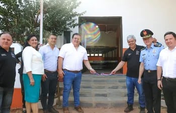 El ministro del Interior Enrique Riera y el Gobernador de Guairá César Luis Sosa (ANR) junto a otras autoridades departamentales durante la habilitación de la oficina del GEO.