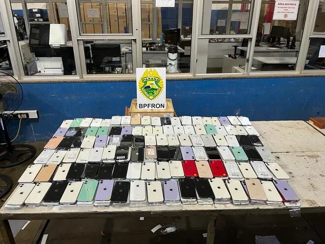 Lote de celulares de alta gama decomisado por policías militares, en la frontera Paraguay-Brasil.