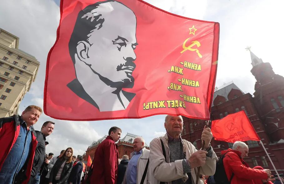 Partidarios del Partido Comunista Ruso esperan para visitar el mausoleo de Lenin en la Plaza Roja de Moscú, Rusia, este lunes. Los comunistas celebran el 154 aniversario del nacimiento de Vladimir Ilyich Ulyanov, más conocido por su alias Lenin, fundador del gobierno de la Rusia soviética.