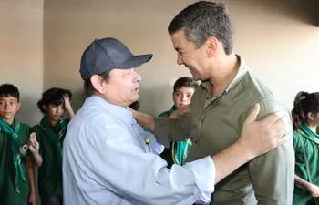El presidente del Indert (i), Francisco Ruiz Díaz,  abraza al presidente de la República, Santiago Peña.