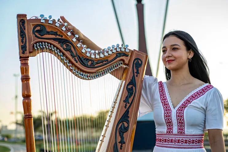Devorah Rolón es una joven artista pero quien ya toca el arpa desde los 6 años. Ella actuará con un cuarteto en la gala de esta noche.