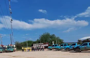 Parte del personal y vehículos de la ANDE que trabajaron por varios días en el Alto Paraguay.