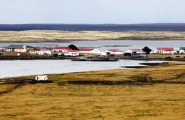 panoramica-de-goose-green-poblacion-de-las-islas-falklands-malvinas-reclamadas-por-la-argentina--202024000000-1310340.jpg