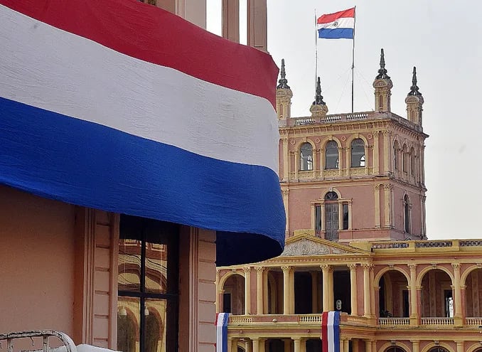 El Palacio de Gobierno adornado con la bandera paraguaya.
