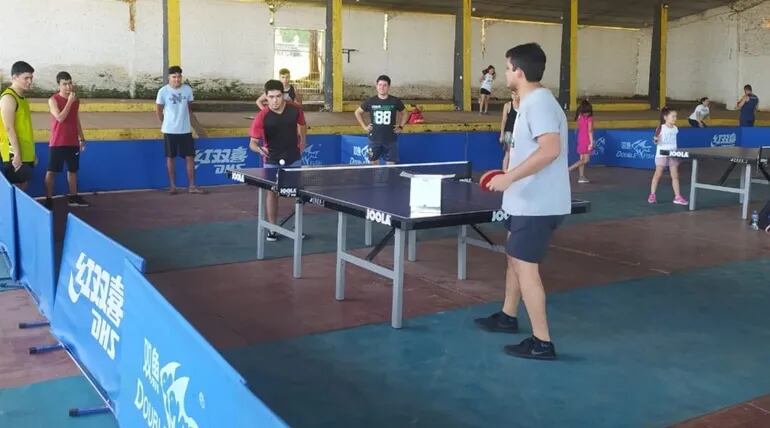 Ya en la jornada inaugural de la escuela gratuita en Eusebio Ayala se pudo apreciar el éxito por la cantidad de participantes que se agolparon para la práctica.
