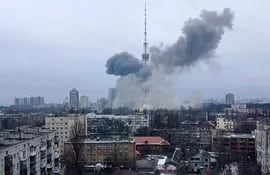 Fotografía cedida por el Ministerio del Interior de Ucrania en la que se observa el impacto de un misil ruso contra la torres de una cadena de televisión, en Kiev, capital ucraniana.