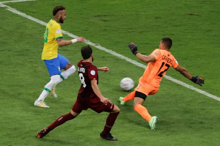 Neymar Jr de Brasil disputa un balón con Joel Graterol de Venezuela hoy, en un partido de la Copa América entre las selecciones de Brasil y Venezuela en el estadio Mané Garrincha en Brasilia (Brasil).