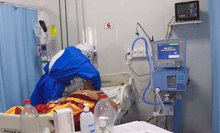 Los centros médicos públicos, como el Hospital Nacional de Itauguá, están abarrotados de pacientes con covid-19.