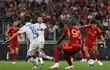 Paulo Dybala remata el balón para anotar su segundo gol personal en la goleada 7-0 que logró ayer Roma sobre Empoli.