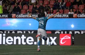 El paraguayo Luis Amarilla, delantero del Mazatlán, celebra un gol en el partido contra Tijuana por la sexta fecha de la Liga MX en el estadio Caliente, en Tijuana, México.