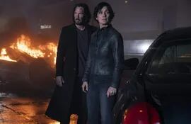 Keanu Reeves y Carrie-Anne Moss vuelven a sus emblemáticos roles de Neo y Trinity.