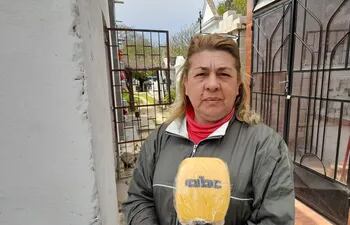 La funcionaria municipal, Vilma Gómez, quien fue trasladada como encargada al cementerio de Pilar.