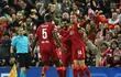 El capitán Jordan Henderson (d) celebra con Mohamed Salah (c) e Ibrahima Konaté el primer gol del Liverpool.