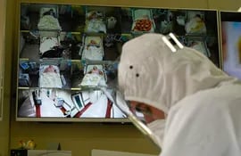 Un médico controla en un monitor a sus pacientes con Covid-19 internados en una unidad de terapia intensiva del Hospital Lozenets, en Sofía, Bulgaria.