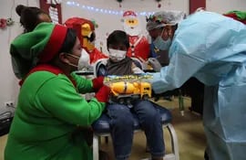Funcionarios de salud del hospital municipal de La Portada llevan a cabo una jornada de vacunación navideña para menores, en La Paz (Bolivia).