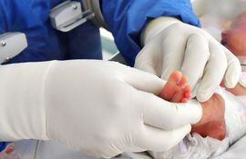 Un integrante del personal de salud atiende a un bebé recién nacido, en una incubadora. (Imagen referencial).