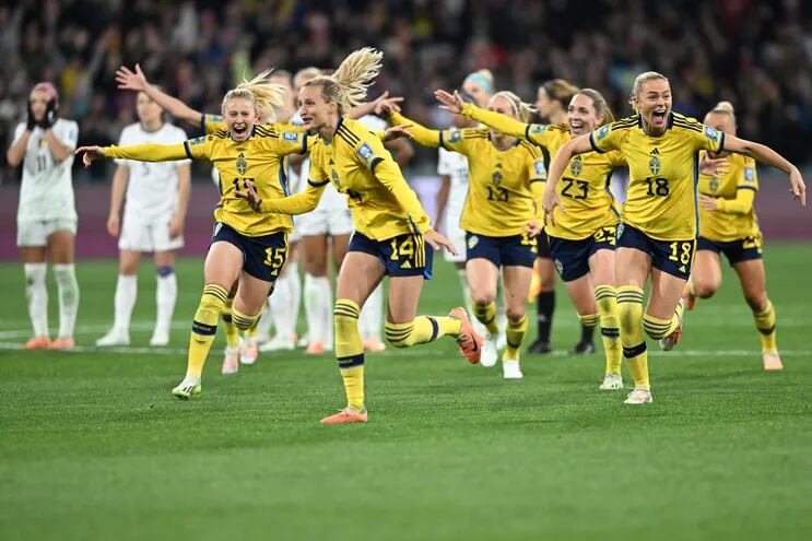 Las jugadoras suecas inician el festejo ante el desazón de sus colegas de Estados Unidos, tras la victoria lograda ayer por la selección europea en tanda de penales