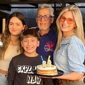 El cumpleañero Daniel Reynal rodeado de su esposa Laura Martino y sus hijos Mía e Ian. (Instagram/Laura Martino)