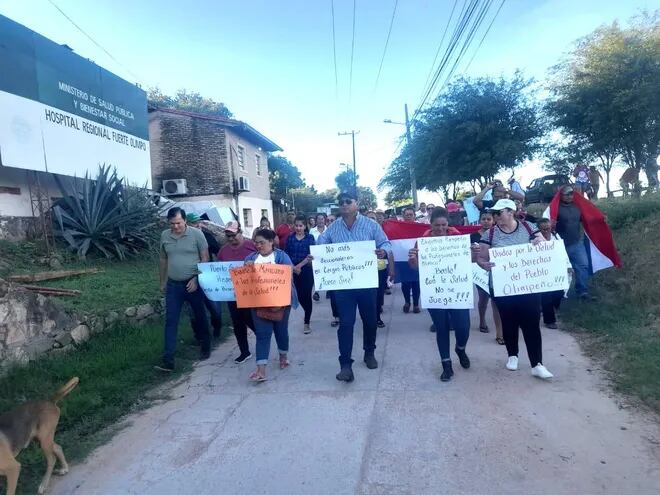 Grupo de manifestantes de Fuerte Olimpo en apoyo y solidaridad con el personal de blanco destituido.