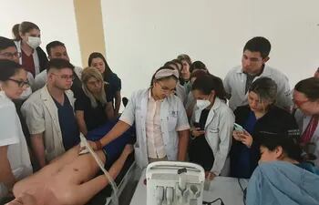 El área de internados de clínica médica del Hospital General de Luque es el primero, en el sector público, en implementar el uso de ultrasonido (ecográfo) como estrategia de cuidado a la cabecera del enfermo.
