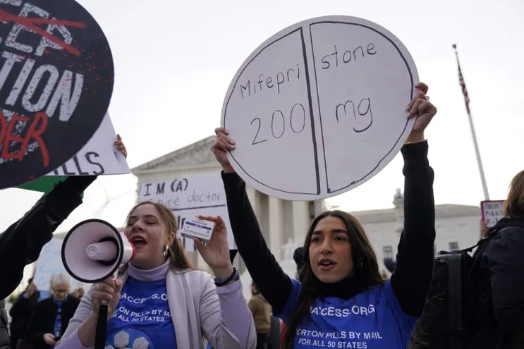 Activistas por el derecho al aborto protestan frente a la sede de la Corte Suprema de los Estados Unidos, en Washington, este martes.