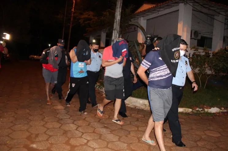Los cuatro efectivos policiales detenidos en Torín guardan reclusión en la Dirección de Policía de Alto Paraná.