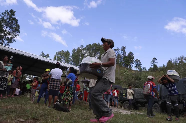Indígenas Tolupanes de la tribu San Juan reciben donación de alimentos en el municipio de Orica, en el departamento de Francisco Morazán (Honduras). Archivo.