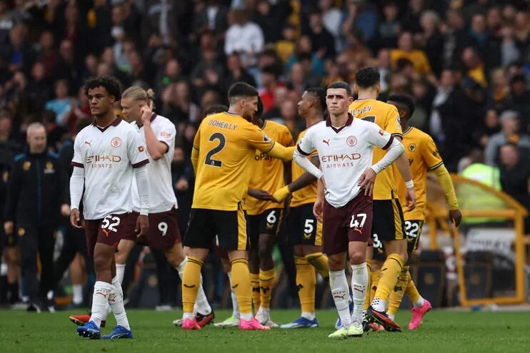 Los jugadores del Manchester City lamentan la derrota contra el Wolverhampton por la jornada 7 de la Premier League en el Molineux.