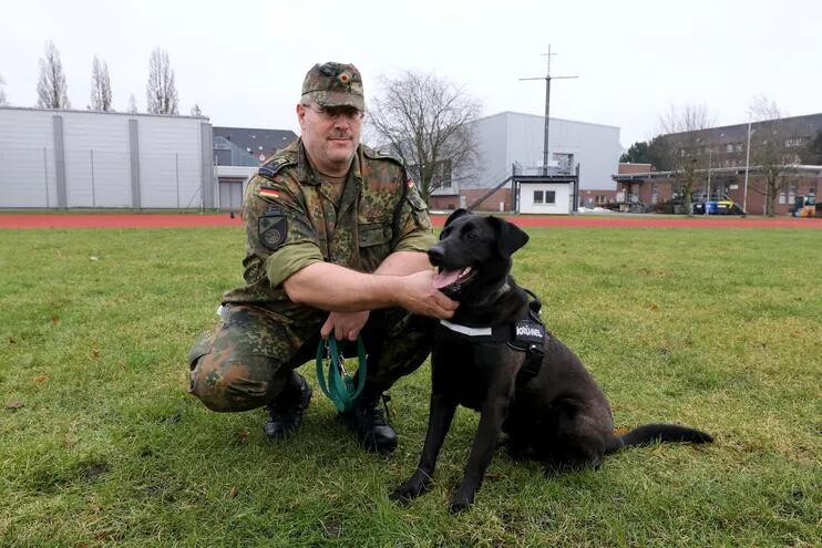 El sargento mayor Alexander Schmidt con su perro "Krümel". El número de soldados alemanes afectados por trastornos de estrés postraumáticos aumenta de año a año.