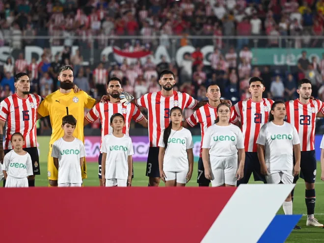 Los jugadores de la selección paraguaya entonan el Himno nacional en la previa del partido contra Bolivia por las Eliminatorias Sudamericanas 2026.