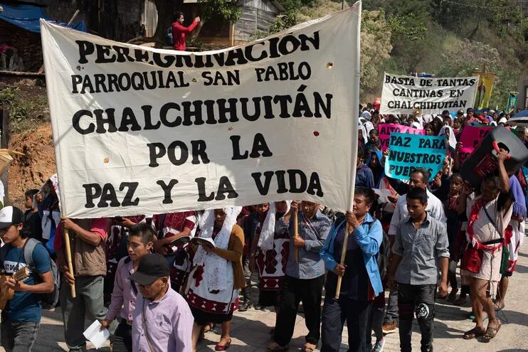 MEX5104. CHALCHIHUITÁN (MÉXICO), 20/04/2024.- Pobladores se manifiestan para exigir un alto a la inseguridad este sábado, en el municipio de Chalchihuitán, estado de Chiapas (México). Cientos de indígenas mayas tzotziles protestaron este sábado para exigir un freno al narcotráfico y mayor acción de las autoridades ante la violencia en Chiapas, estado de la frontera sur de México donde los cárteles de la droga se disputan el control. EFE/Carlos López
