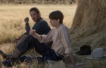 Benedict Cumberbatch y Kodi Smit-McPhee en una escena de la película "El poder del perro". El filme está disponible en Netflix.